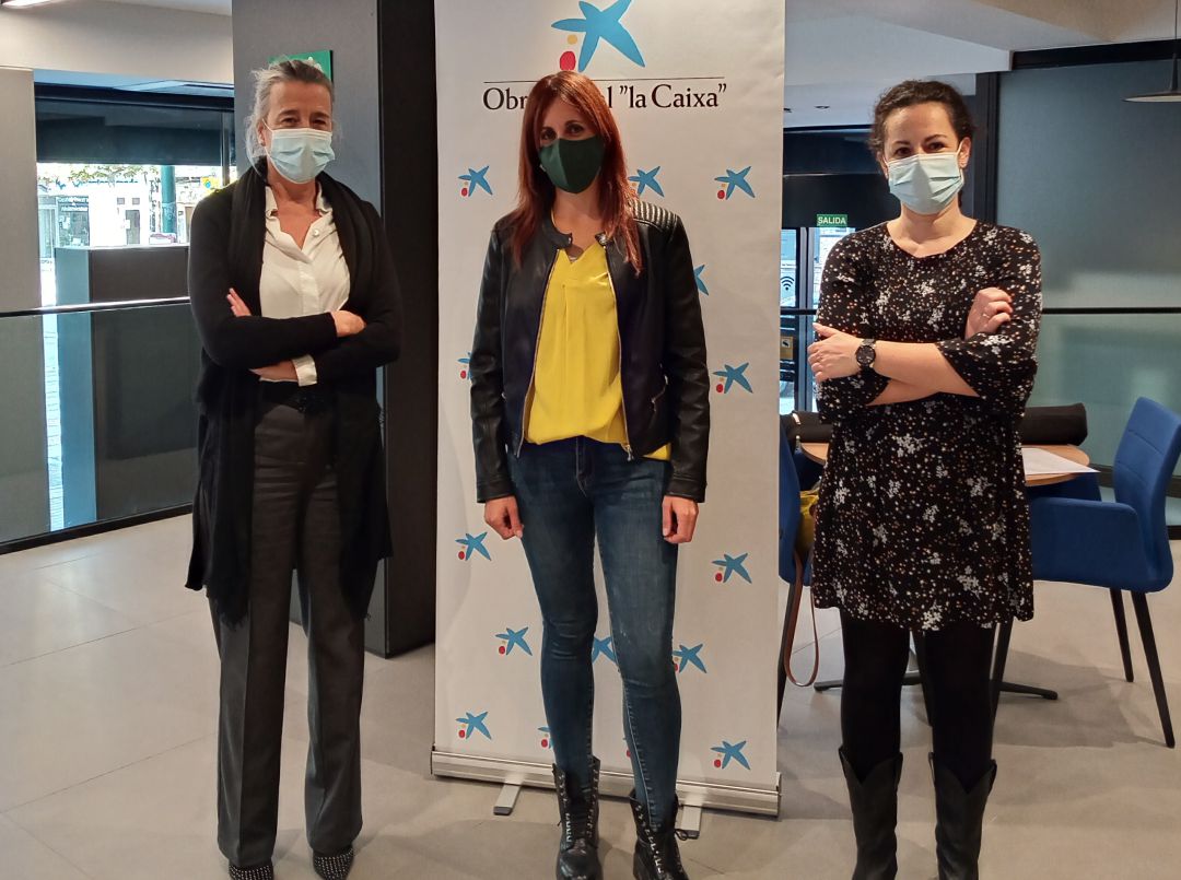 De izquierda a derecha: Mónica Santamaría Serra (Directora Área de Negocio Burgos Sur Caixabank),
Cristina San Martín (Representante AMPA Fuenteminaya) y Maria Natividad de Blas García (Directora
Store CaixaBank Aranda de Duero) De izquierda a derecha: Mónica Santamaría Serra (Directora Área de Negocio Burgos Sur Caixabank),
Cristina San Martín (Representante AMPA Fuenteminaya) y Maria Natividad de Blas García (Directora
Store CaixaBank Aranda de Duero)