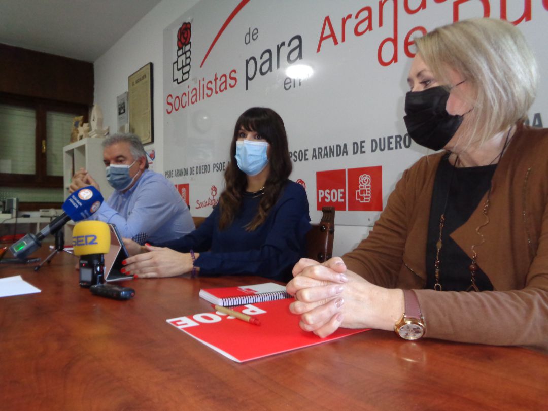 Laura Jorge (en el centro), con Amparo Simón e Ildefonso Sanz, compañeros del grupo municipal Laura Jorge (en el centro), con Amparo Simón e Ildefonso Sanz, compañeros del grupo municipal