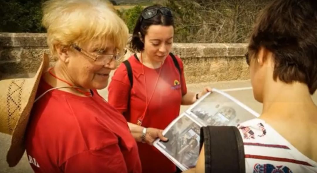 Voluntarios del programa 'Ribera Voluntariis' de ADRI Ribera del Duero Burgalesa durante una acción del proyecto 'Te enseño mi Pueblo'. Voluntarios del programa 'Ribera Voluntariis' de ADRI Ribera del Duero Burgalesa durante una acción del proyecto 'Te enseño mi Pueblo'.