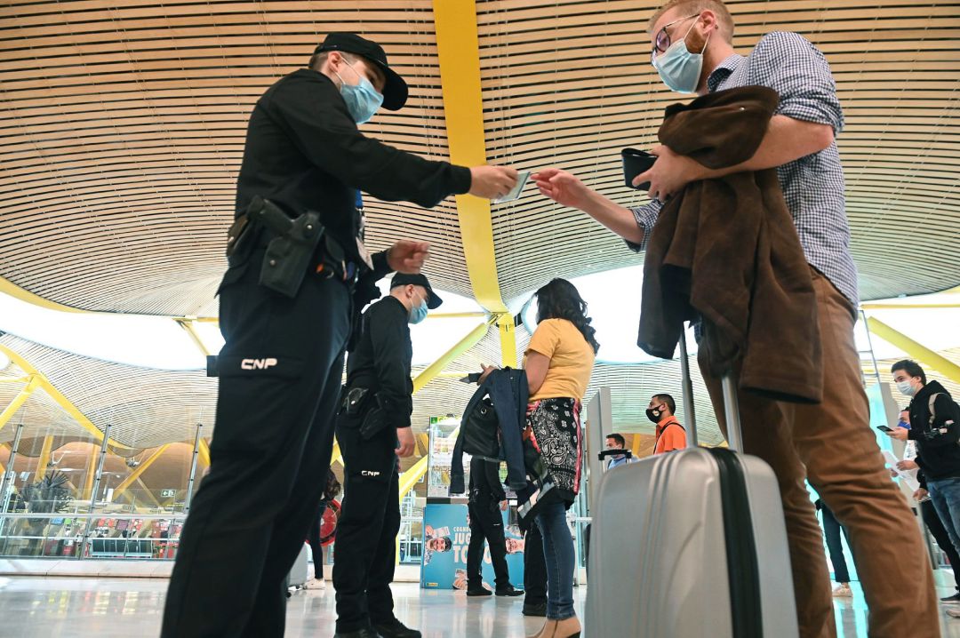Agentes de la Policía Nacional controlan el acceso a la T-4 del Aeropuerto Adolfo Suárez Madrid-Barajas, hoy viernes, para vigilar el cumplimiento de las restricciones a la movilidad impuestas por el estado de alarma que ha decretado el Gobierno. Agentes de la Policía Nacional controlan el acceso a la T-4 del Aeropuerto Adolfo Suárez Madrid-Barajas, hoy viernes, para vigilar el cumplimiento de las restricciones a la movilidad impuestas por el estado de alarma que ha decretado el Gobierno.