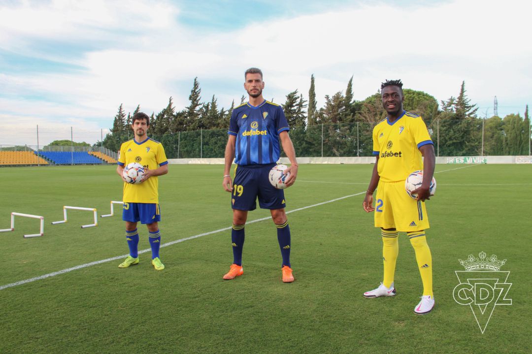 Jairo, Alcalá y Adekanye ya visten como jugadores del Cádiz CF Jairo, Alcalá y Adekanye ya visten como jugadores del Cádiz CF