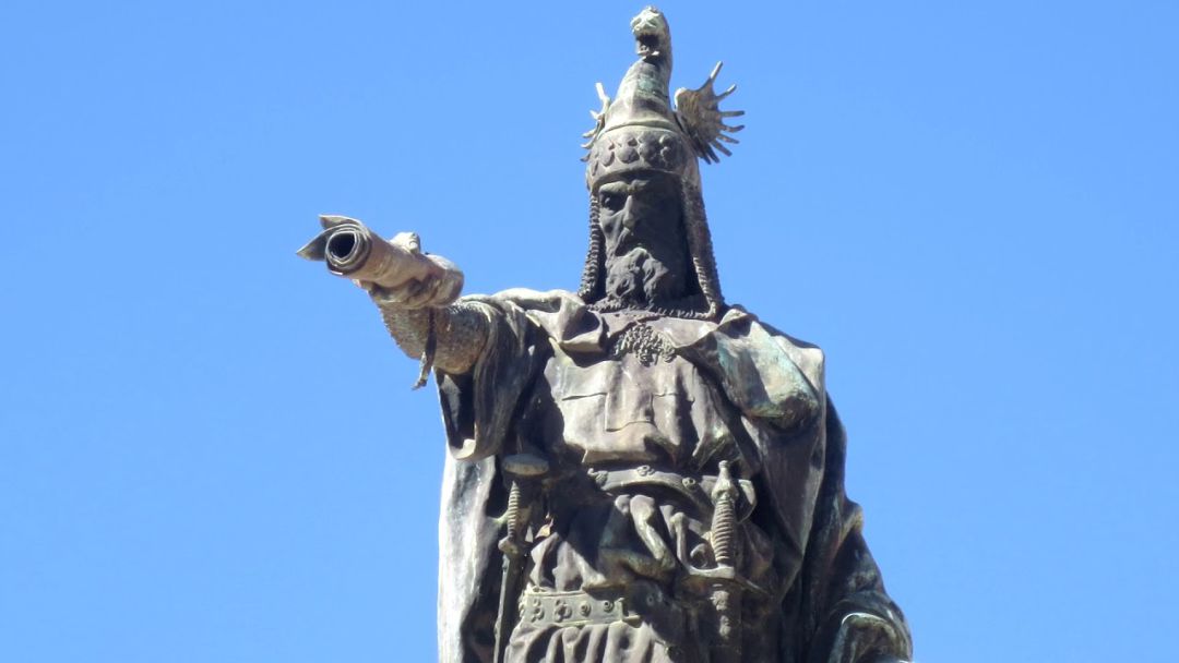 Imagen de la estatua de Jaume I en la Avenida homónima de la ciudad de Castelló de la Plana Imagen de la estatua de Jaume I en la Avenida homónima de la ciudad de Castelló de la Plana