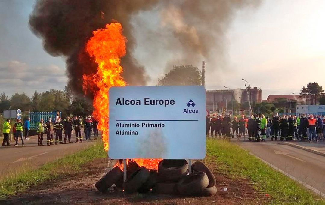 Cartel ardiendo a las puertas de la factoría de Alcoa en la localidad lucense de San Ciprián, duRante las movilizaciones llevada a cabo para evitar el cierre. Cartel ardiendo a las puertas de la factoría de Alcoa en la localidad lucense de San Ciprián, duRante las movilizaciones llevada a cabo para evitar el cierre.