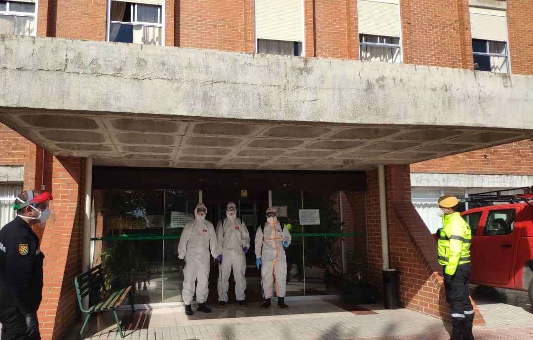 La UME en tareas de desinfección en la Residencia de Linares. La UME en tareas de desinfección en la Residencia de Linares.