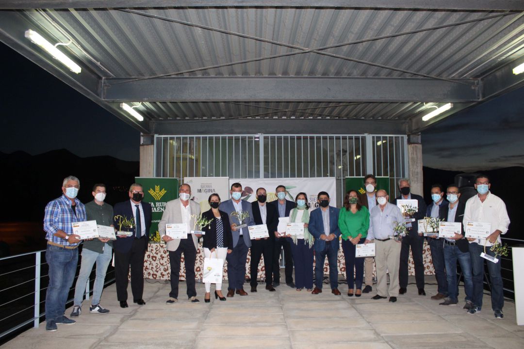 Foto de familia con premiados y representantes entidades y administraciones Foto de familia con premiados y representantes entidades y administraciones