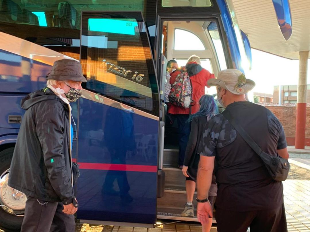 Varios peregrinos haciendo uso del autobús habilitado para 'sortear' el tramo de Camino confinado por culpa del Coronavirus Varios peregrinos haciendo uso del autobús habilitado para 'sortear' el tramo de Camino confinado por culpa del Coronavirus