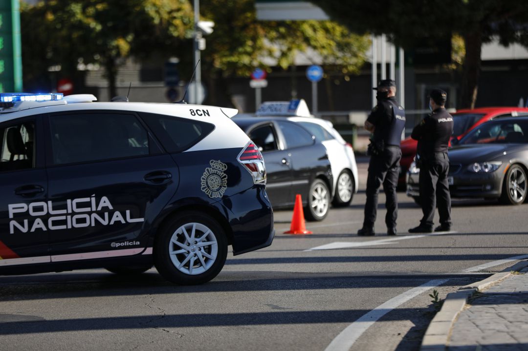 Dos agentes de la Policía Nacional durante un control policial en una calle de Móstoles, Madrid (España), a 7 de octubre de 2020 Dos agentes de la Policía Nacional durante un control policial en una calle de Móstoles, Madrid (España), a 7 de octubre de 2020