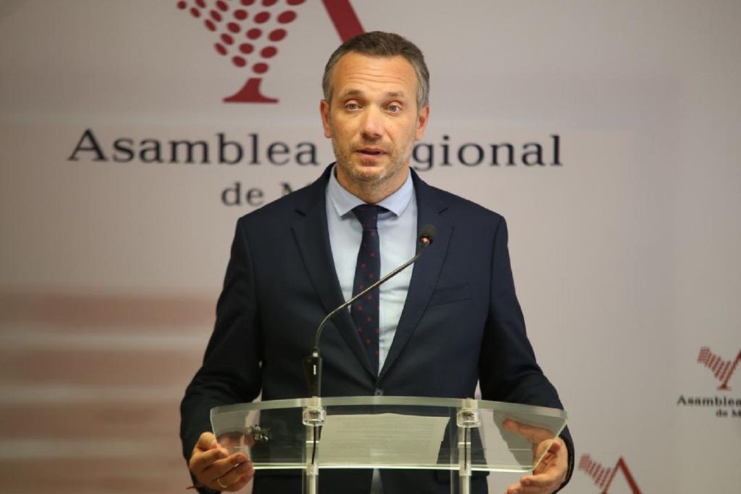 Para el portavoz popular, "Conesa solo piensa en Cartagena cuando tiene que colocar a ex-altos cargos del PSOE" Para el portavoz popular, "Conesa solo piensa en Cartagena cuando tiene que colocar a ex-altos cargos del PSOE"