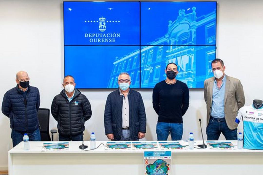 Carlos Moure, fundación ADO Moure, Guillermo Sande, director técnico da federación galega de ciclismo,Plácido Álvarez, vicpresidente terceiro da Deputación de Ourense, Xaime Iglesias, alcalde de Baños de Molgas e Manuel Pérez, delegado de deportes da Xunta de Galicia en Ourense. Carlos Moure, fundación ADO Moure, Guillermo Sande, director técnico da federación galega de ciclismo,Plácido Álvarez, vicpresidente terceiro da Deputación de Ourense, Xaime Iglesias, alcalde de Baños de Molgas e Manuel Pérez, delegado de deportes da Xunta de Galicia en Ourense.