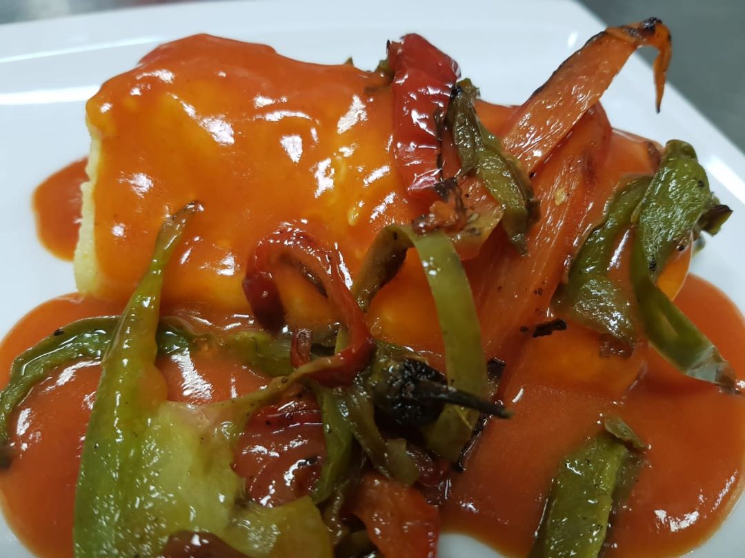 Lomo de bacalao con tomate y verduras Lomo de bacalao con tomate y verduras