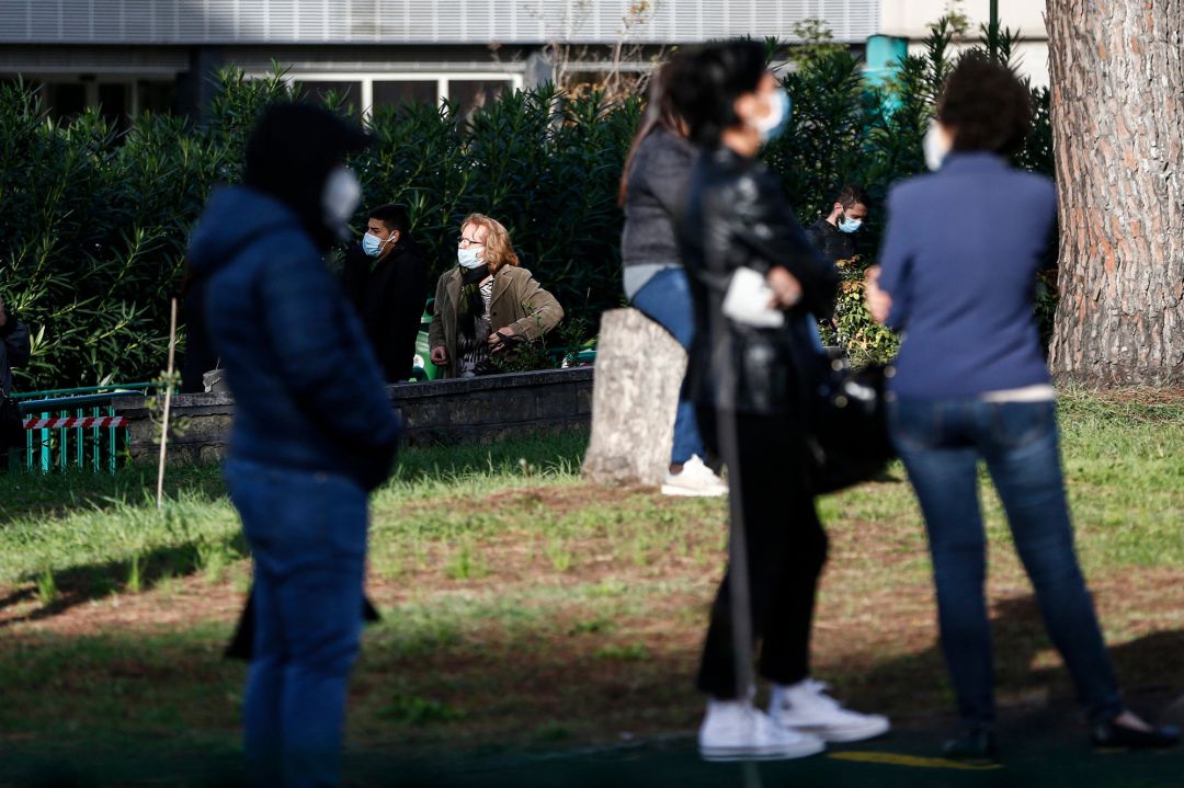 Personas con mascarilla en un parque Personas con mascarilla en un parque