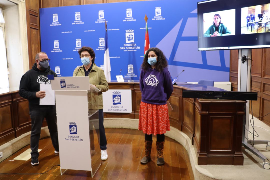 De izquierda a derecha: Peio García, socio-fundador de Zaporeak; Nekane Arzallus, primera teniente de alcalde y concejala de Urbanismo; Irati Azkue, responsable de comunicación de Zaporeak; y Malen Garmendia, coordinadora de Zaporeak en Lesbos (en pantalla) De izquierda a derecha: Peio García, socio-fundador de Zaporeak; Nekane Arzallus, primera teniente de alcalde y concejala de Urbanismo; Irati Azkue, responsable de comunicación de Zaporeak; y Malen Garmendia, coordinadora de Zaporeak en Lesbos (en pantalla)