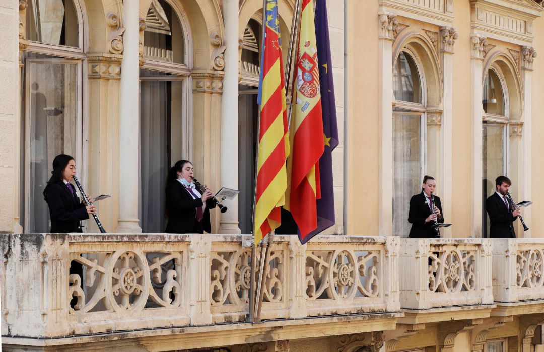 Un grupo de música toca desde los balcones aledaños al Palau de la Generalitat durante este 9 d’octubre que se celebra con un programa adaptado para prevenir la expansión de la pandemia del coronavirus, pero reivindicando la historia de fortaleza y resilencia del pueblo valenciano. Un grupo de música toca desde los balcones aledaños al Palau de la Generalitat durante este 9 d’octubre que se celebra con un programa adaptado para prevenir la expansión de la pandemia del coronavirus, pero reivindicando la historia de fortaleza y resilencia del pueblo valenciano.