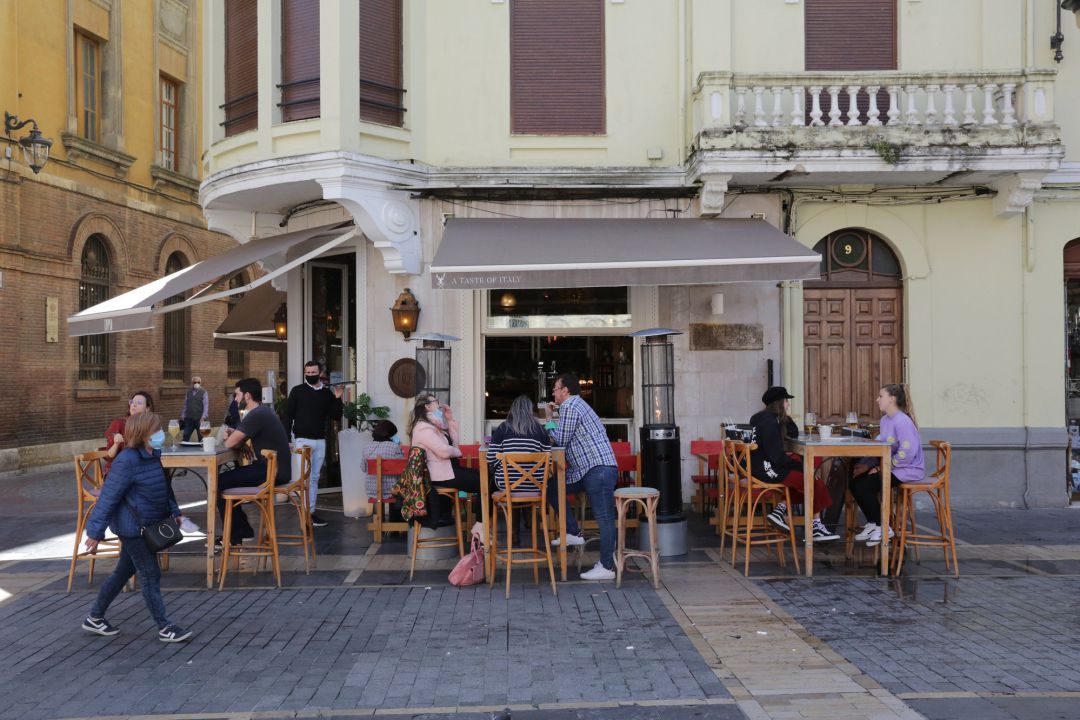 Varias personas disfrutan en la terraza de un bar en la ciudad de León, Castilla y León (España). Varias personas disfrutan en la terraza de un bar en la ciudad de León, Castilla y León (España).