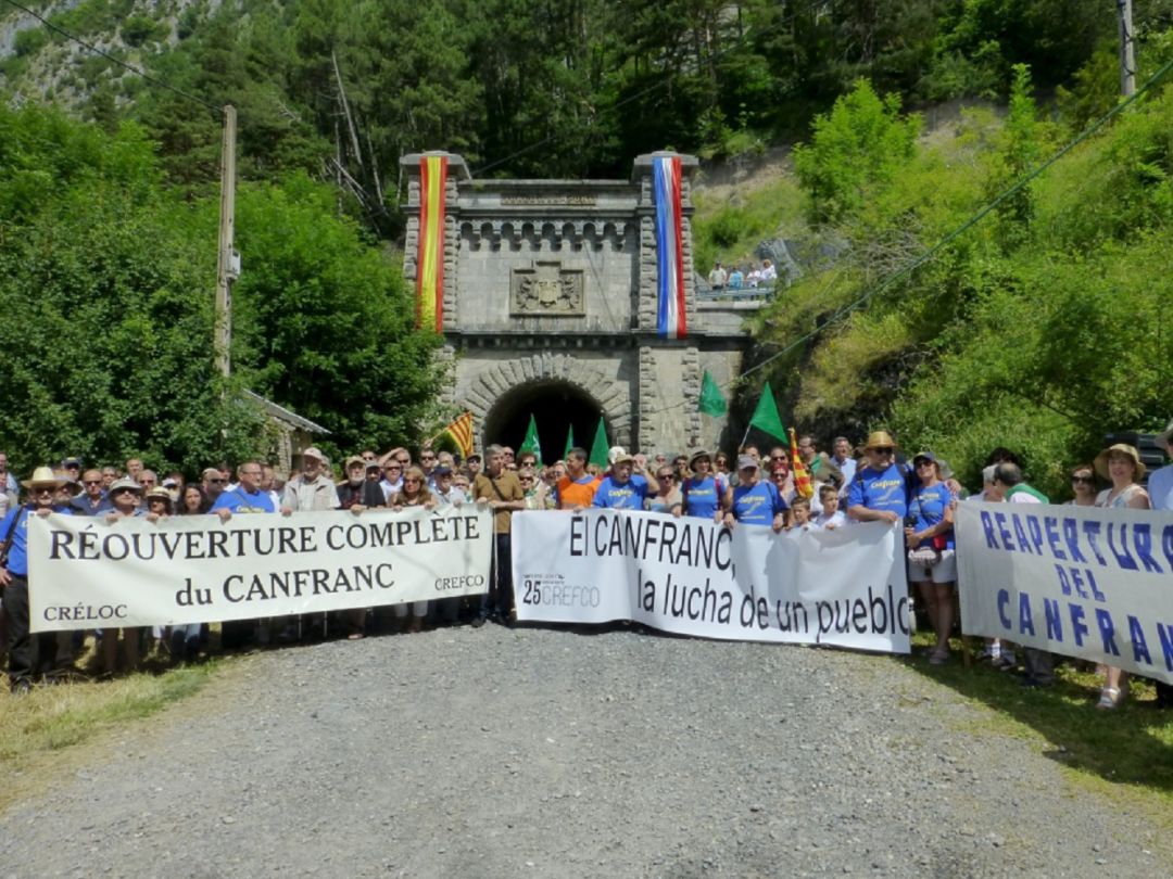 Imagen de la boca del túnel ferroviario de Somport durante la reivindicación de su reapertura en 2018 Imagen de la boca del túnel ferroviario de Somport durante la reivindicación de su reapertura en 2018