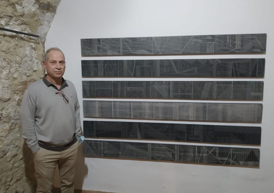 Rafael Miranzos junto a una de las obras de la exposición. Rafael Miranzos junto a una de las obras de la exposición.