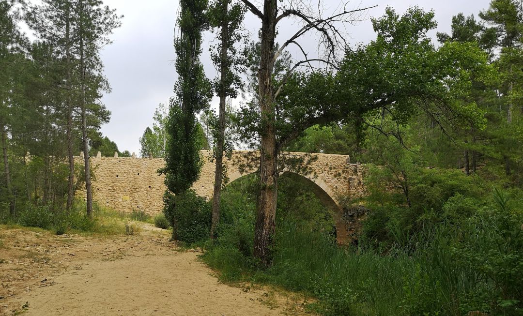 Puente del Chantre sobre el río Júcar, en Cuenca. Puente del Chantre sobre el río Júcar, en Cuenca.