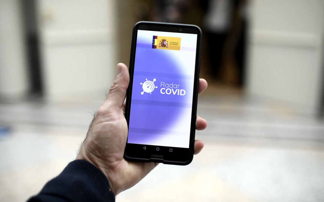 Una persona utiliza desde su teléfono móvil la aplicación ‘Radar Covid’ Una persona utiliza desde su teléfono móvil la aplicación ‘Radar Covid’