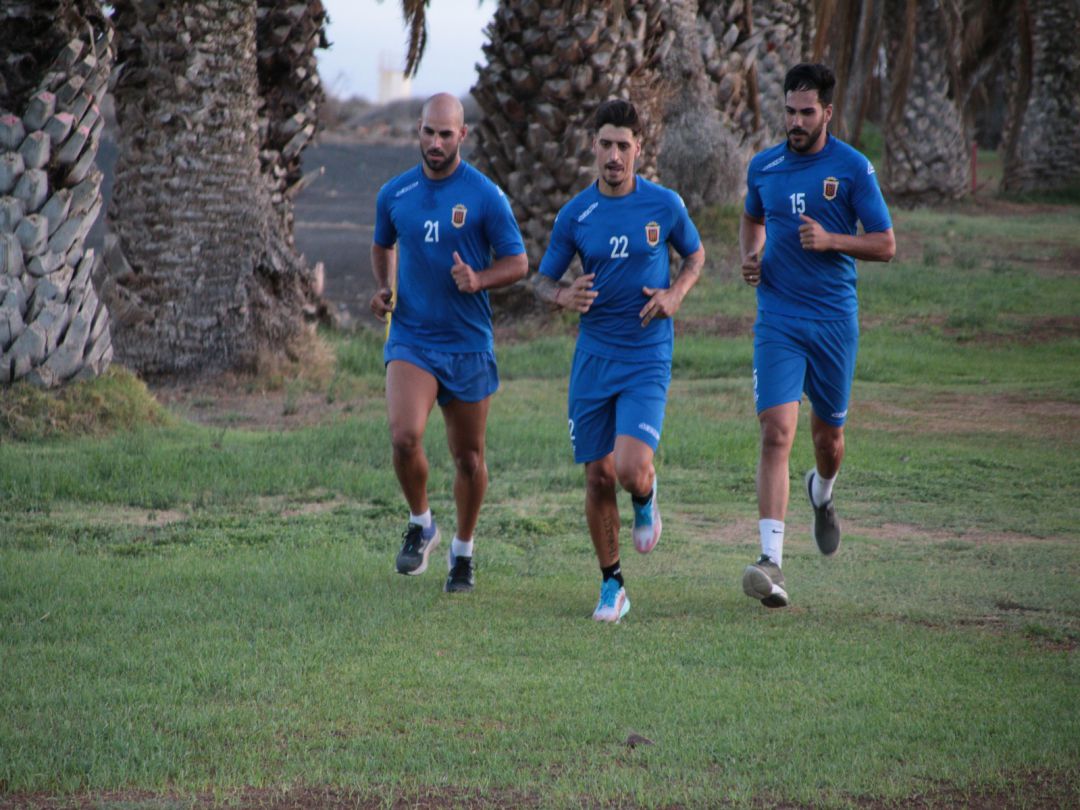 Jugadores de la UD Lanzarote entrenando en el campo de golf de Costa Teguise. Jugadores de la UD Lanzarote entrenando en el campo de golf de Costa Teguise.