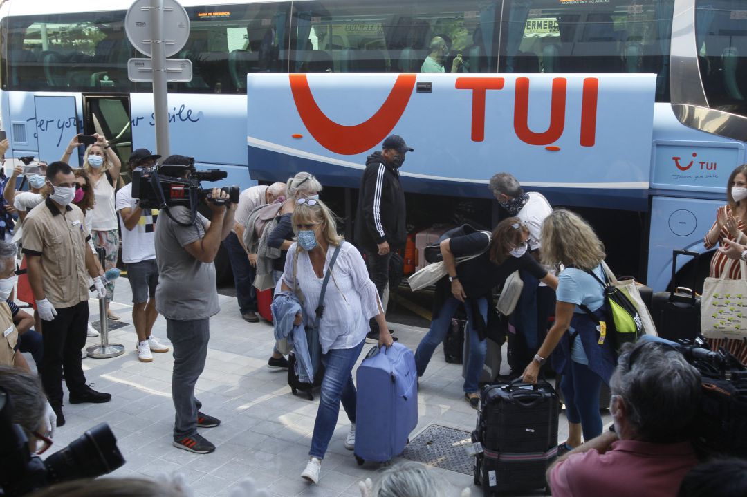 Viajeros procedentes de Alemania llegan al hotel en la prueba piloto llevada a cabo en junio. Viajeros procedentes de Alemania llegan al hotel en la prueba piloto llevada a cabo en junio.
