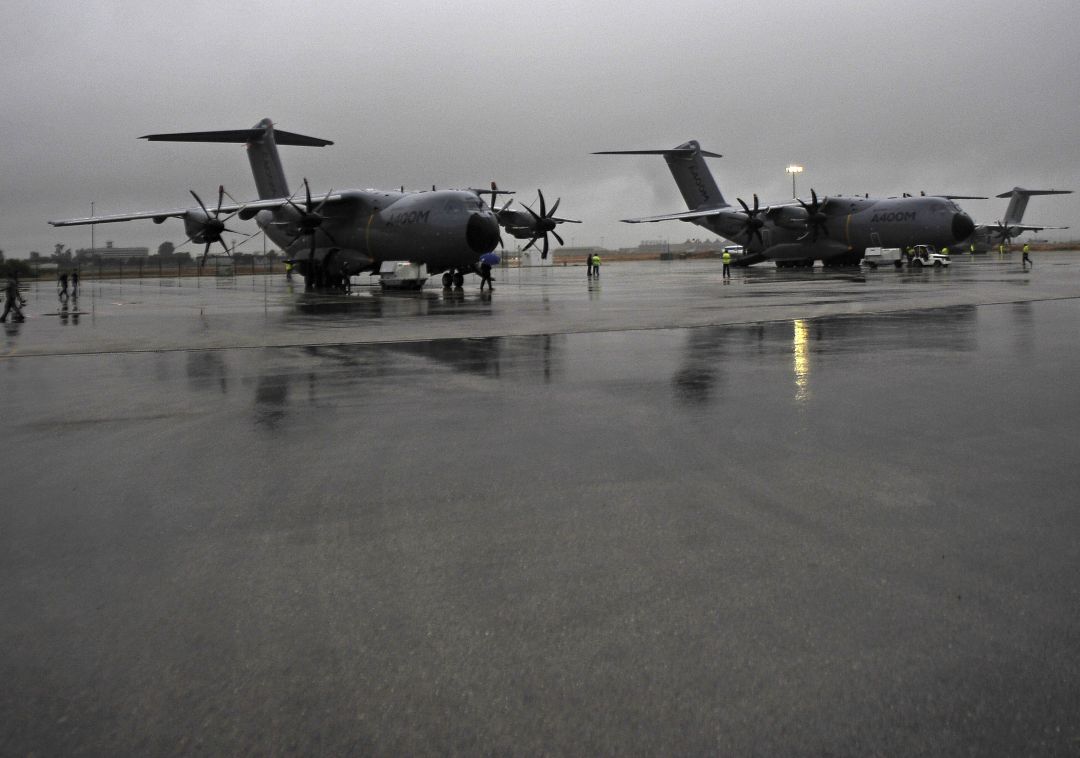 Dos A400M estacionados en la pista se ven durante la Primera Ceremonia de Entrega del A400M en Sevilla el 30 de septiembre de 2013 Dos A400M estacionados en la pista se ven durante la Primera Ceremonia de Entrega del A400M en Sevilla el 30 de septiembre de 2013