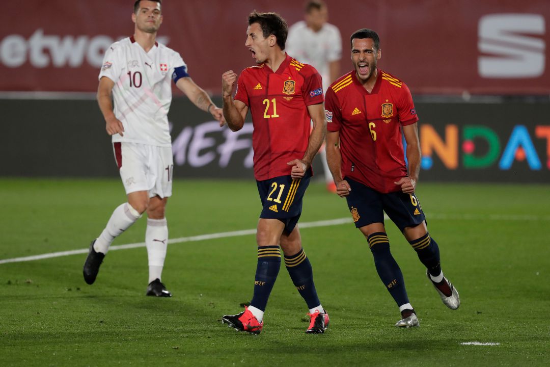 Oyarzabal y Merino celebran el gol ante Suiza Oyarzabal y Merino celebran el gol ante Suiza