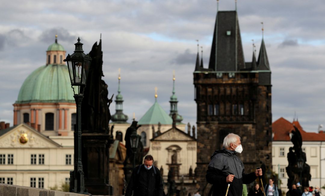 Los habitantes de Praga con mascarilla. Los habitantes de Praga con mascarilla.