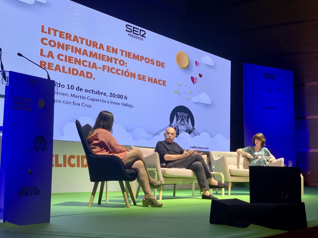 Eva Cruz, Martín Caparrós e Irene Vallejo dialogan en el Congreso de la Felicidad y Nueva Realidad de Cádiz Eva Cruz, Martín Caparrós e Irene Vallejo dialogan en el Congreso de la Felicidad y Nueva Realidad de Cádiz