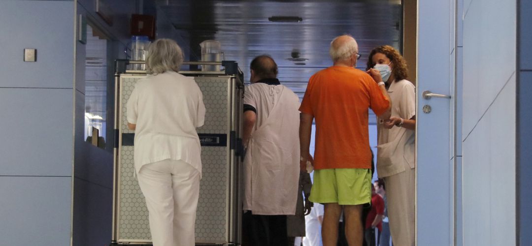 Enfermera conversando con un paciente en un hospital. Enfermera conversando con un paciente en un hospital.