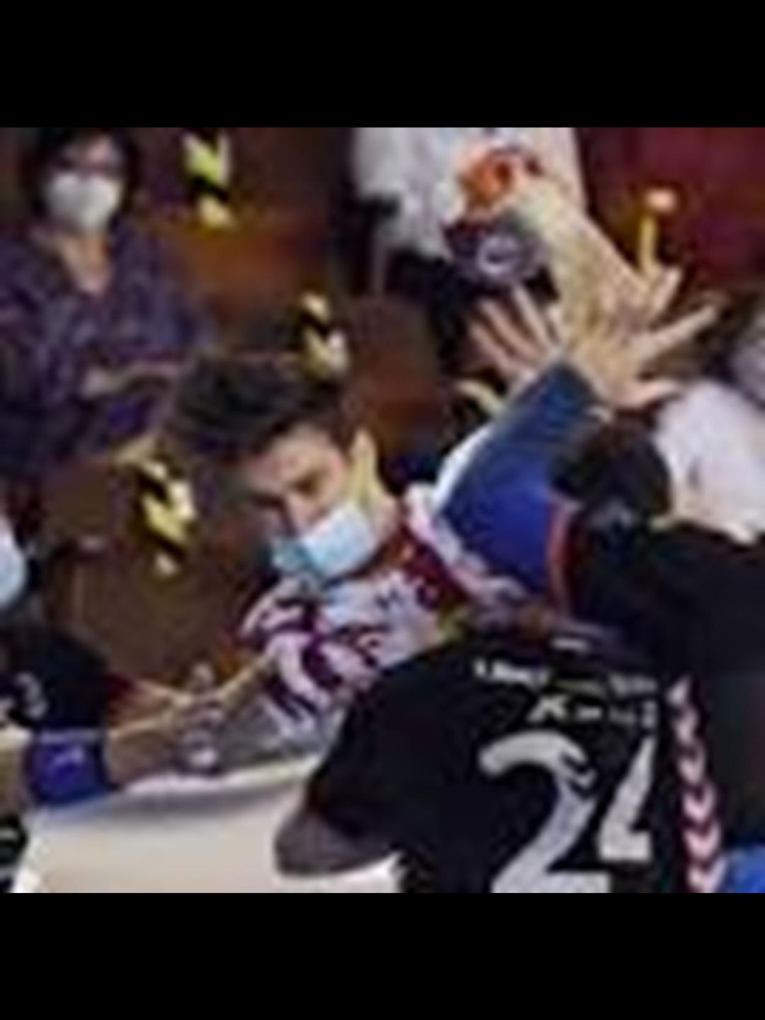 Los jugadores del Ademar y del Sinfin tuvieron que jugar con mascarilla Los jugadores del Ademar y del Sinfin tuvieron que jugar con mascarilla