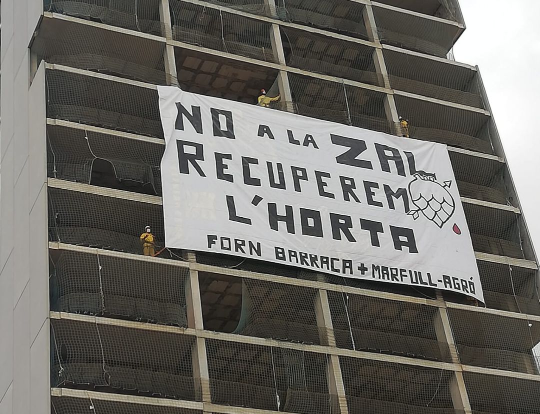 Forn de Barraca y Agró despliegan una gran pancarta en un edificio de Sociópolis contra la ZAL de València Forn de Barraca y Agró despliegan una gran pancarta en un edificio de Sociópolis contra la ZAL de València