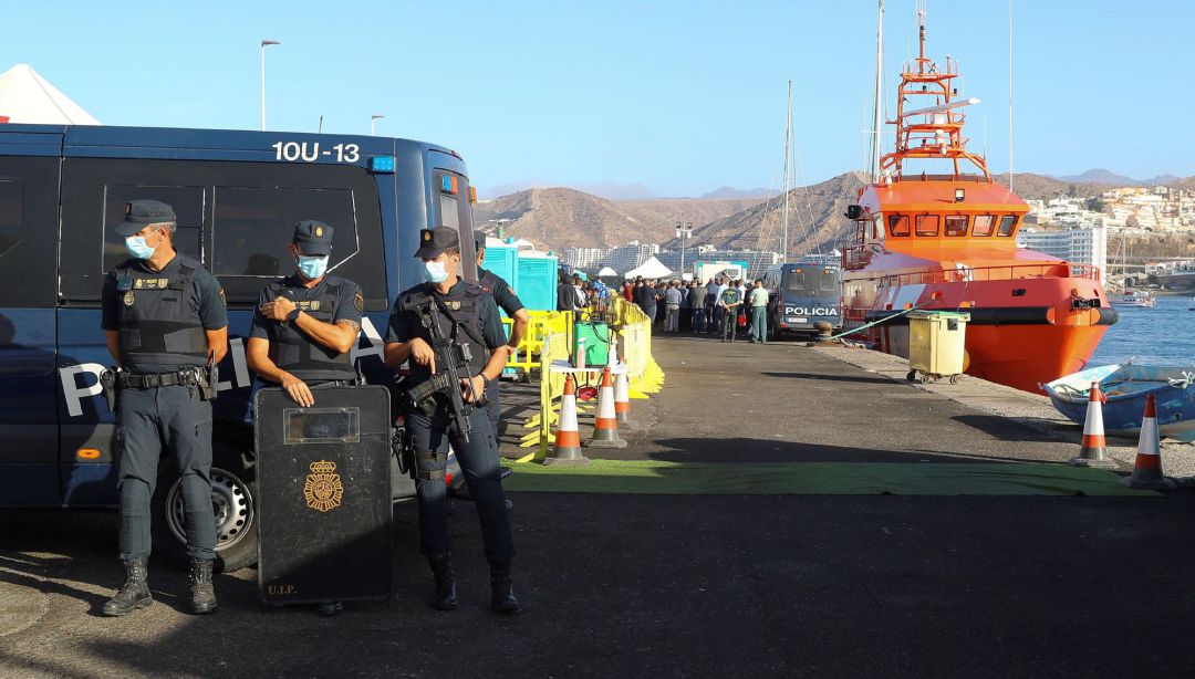 El ministro de Inclusión, José Luis Escrivá, visitó este viernes el muelle de Arguineguín (Gran Canaria) para analizar el crecimiento en la llegada de inmigrantes en patera a las isla El ministro de Inclusión, José Luis Escrivá, visitó este viernes el muelle de Arguineguín (Gran Canaria) para analizar el crecimiento en la llegada de inmigrantes en patera a las isla