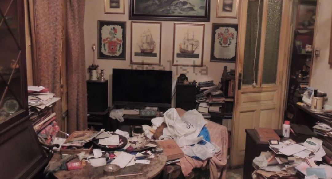 Papeles, bolsas de plástico, ropa o un ventilador son algunas de las cosas que se ven esparcidas por todo el piso. Papeles, bolsas de plástico, ropa o un ventilador son algunas de las cosas que se ven esparcidas por todo el piso.
