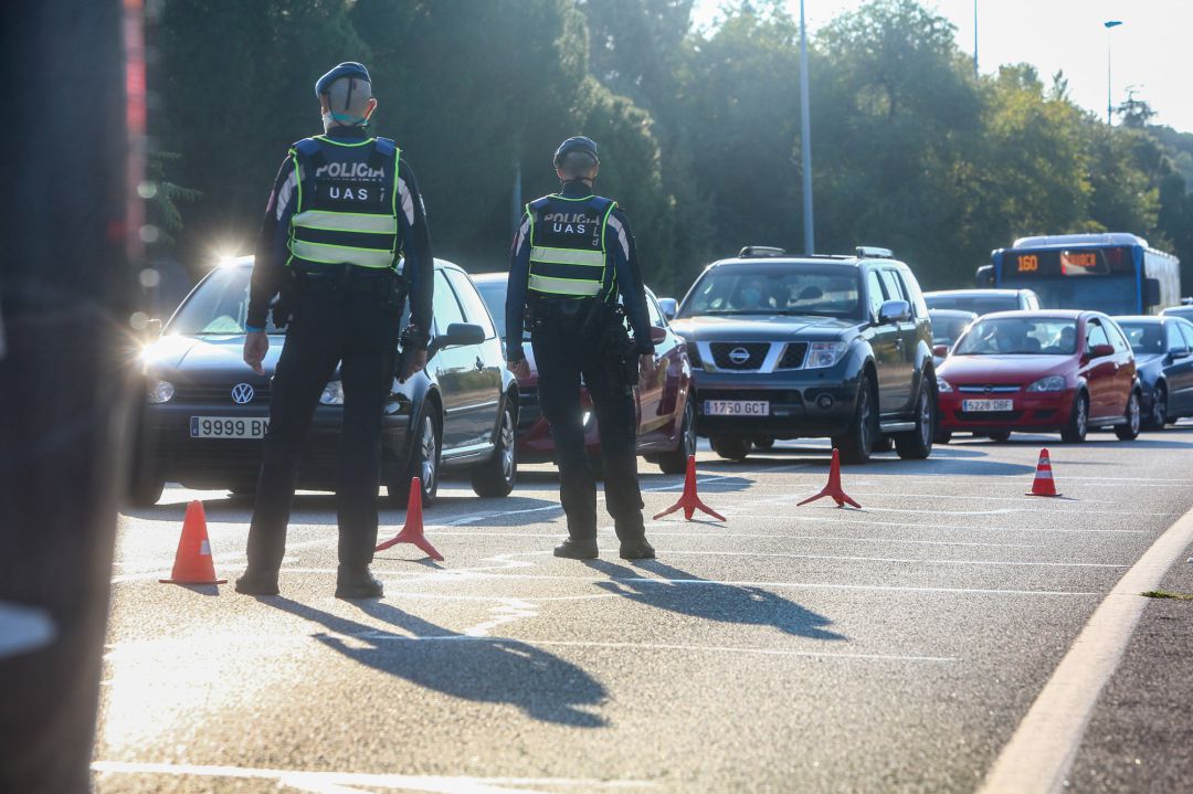 Agentes de policía municipal durante un control efectuado en la Carretera de Castilla sentido salida, a la altura del Club de Campo, en Madrid, (España), a 10 de octubre de 2020 Agentes de policía municipal durante un control efectuado en la Carretera de Castilla sentido salida, a la altura del Club de Campo, en Madrid, (España), a 10 de octubre de 2020