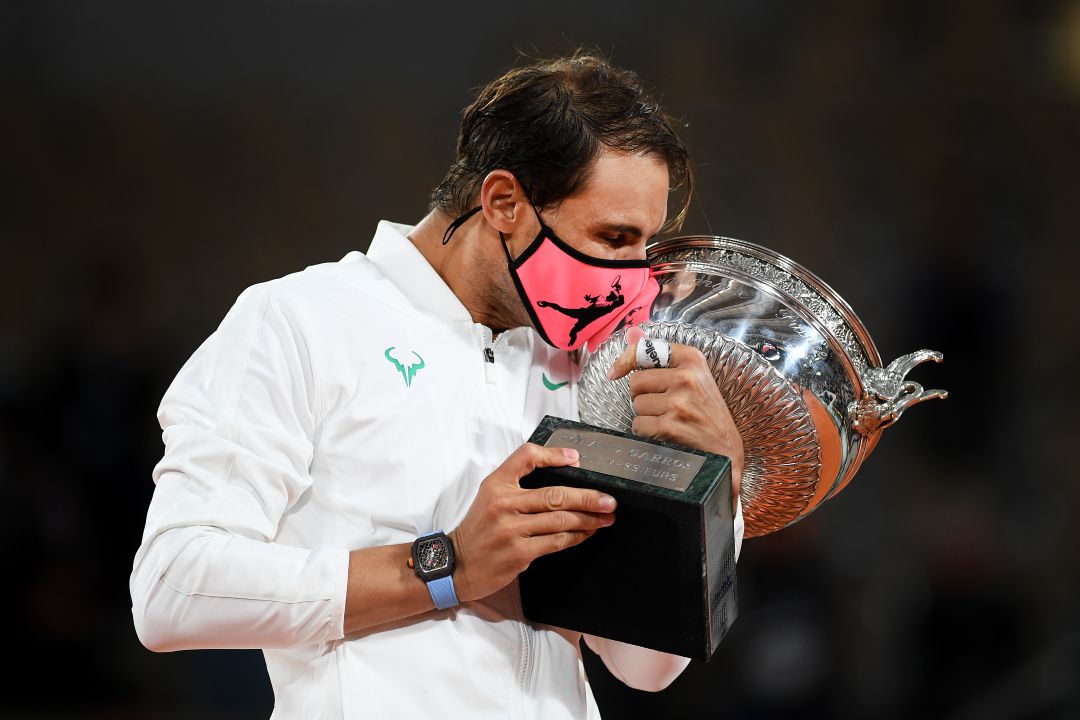 Rafa Nadal besa su decimotercer título de Roland Garros Rafa Nadal besa su decimotercer título de Roland Garros