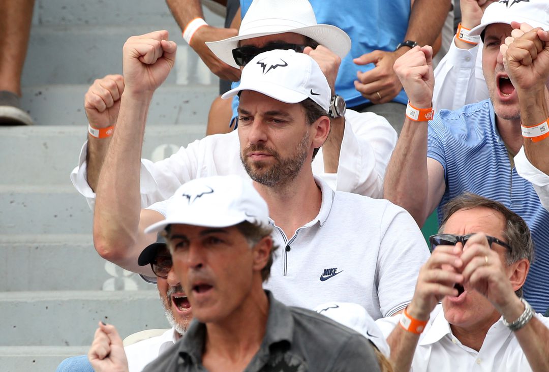 Pau Gasol anima desde la grada a Nadal. Pau Gasol anima desde la grada a Nadal.