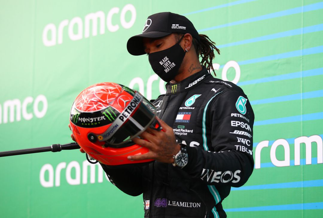 Hamilton celebra la victoria en Nurburgring con un casco rojo, en homenaje a Schumacher Hamilton celebra la victoria en Nurburgring con un casco rojo, en homenaje a Schumacher