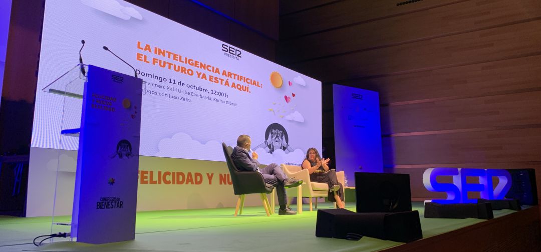 Juan Zafra y Karina Gibert durante su participación en el Congreso de la Felicidad y Nueva Realidad de Cádiz Juan Zafra y Karina Gibert durante su participación en el Congreso de la Felicidad y Nueva Realidad de Cádiz