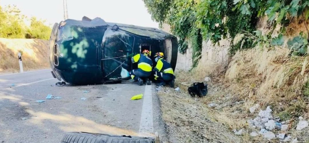 Bomberos examinando el vehículo accidentado. Bomberos examinando el vehículo accidentado.