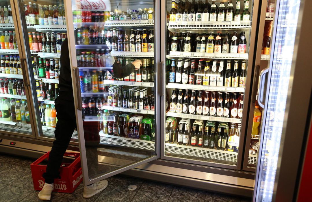 Un cliente compra alcohol en un establecimiento Un cliente compra alcohol en un establecimiento