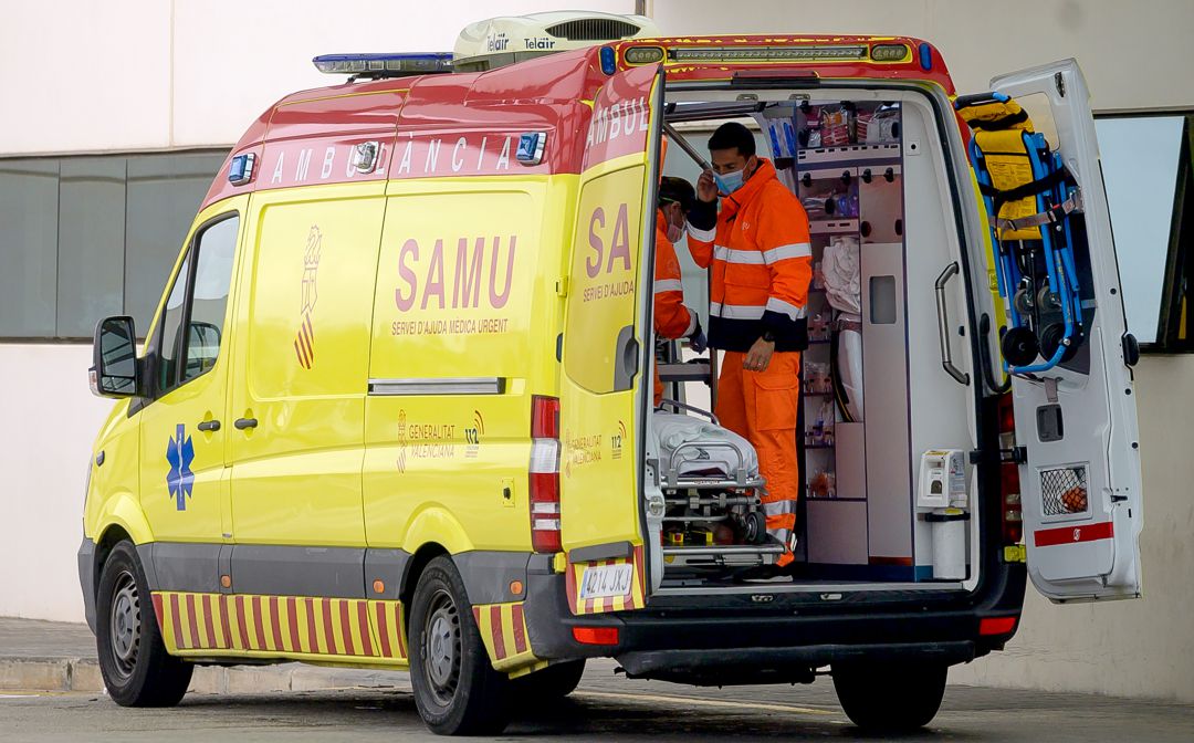 Ambulancia del SAMU frente al hospital La Fe de València. Ambulancia del SAMU frente al hospital La Fe de València.