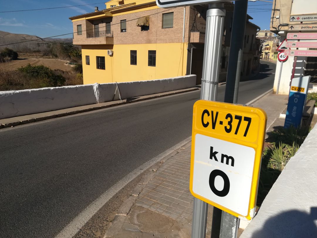 Carretera CV-377 a su paso por Pedralba Carretera CV-377 a su paso por Pedralba