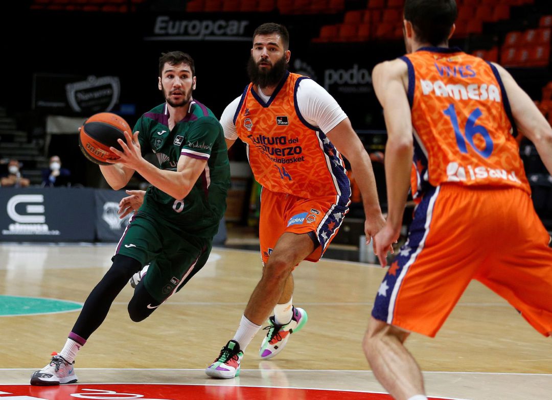 El pívot del Valencia Basket, Bojan Dubljevic (c), trata de frenar el avance del escolta del Unicaja, Dario Brizuela, durante el partido de la quinta jornada de la Liga Endesa que han disputado este domingo en la Fonteta. El pívot del Valencia Basket, Bojan Dubljevic (c), trata de frenar el avance del escolta del Unicaja, Dario Brizuela, durante el partido de la quinta jornada de la Liga Endesa que han disputado este domingo en la Fonteta.