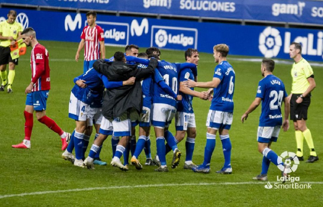Los jugadores del Oviedo celebran la victoria ante el Sporting. Los jugadores del Oviedo celebran la victoria ante el Sporting.