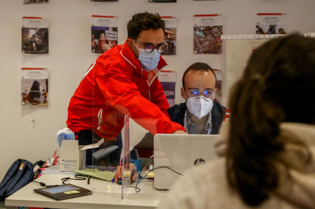 Trabajadores en la sede de Cruz Roja Española. Trabajadores en la sede de Cruz Roja Española.