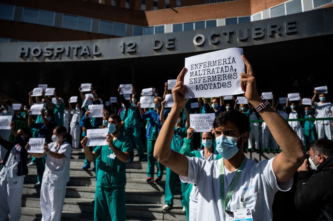 Una enfermera sostiene un cartel que dice 'Enfermería maltratada, enfermeras agotadas' durante una protesta en el Hospital 12 de Octubre de Madrid Una enfermera sostiene un cartel que dice 'Enfermería maltratada, enfermeras agotadas' durante una protesta en el Hospital 12 de Octubre de Madrid