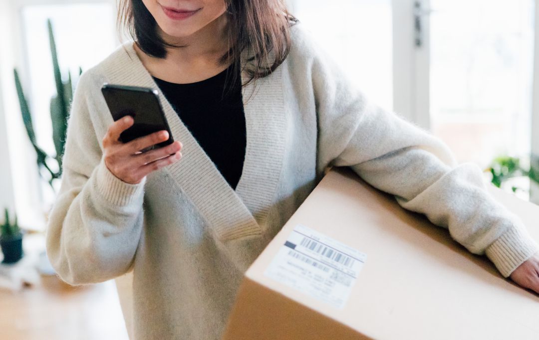 Una mujer consulta su teléfono móvil. Una mujer consulta su teléfono móvil.