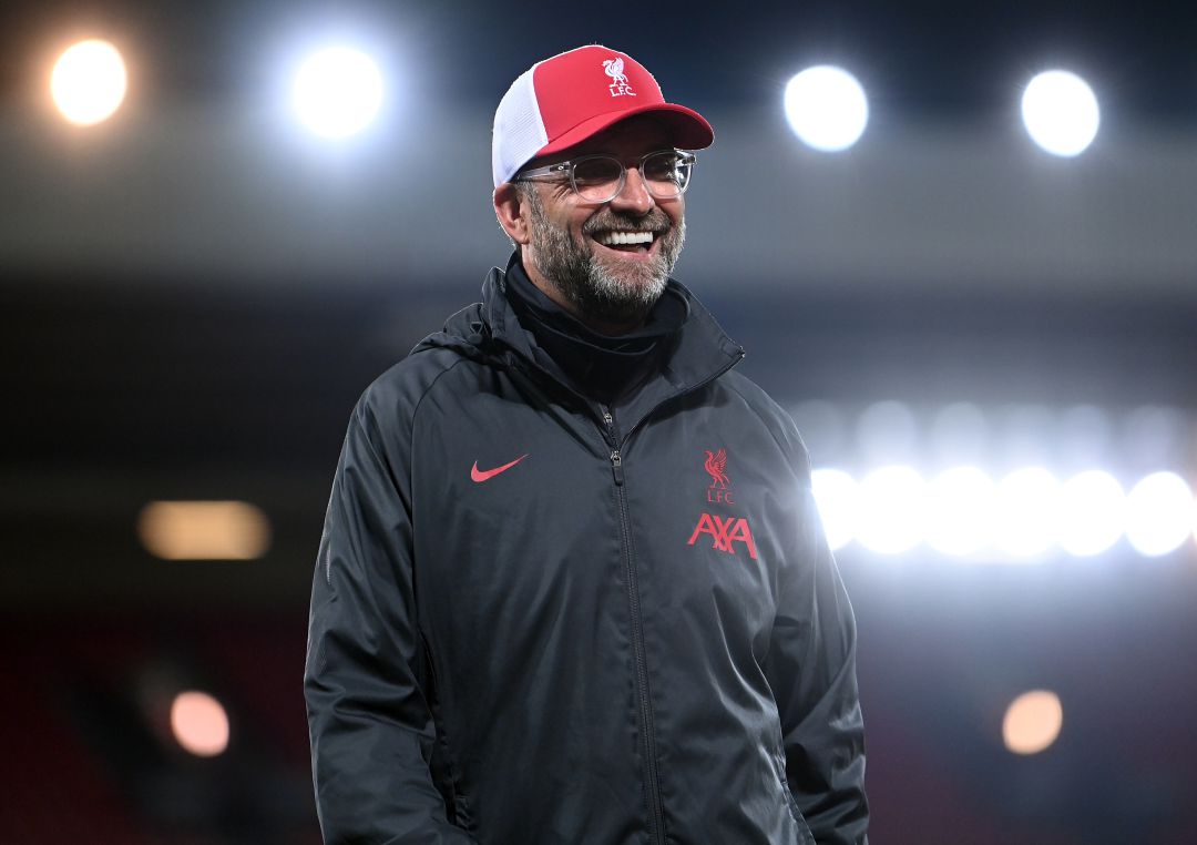 Jürgen Klopp sonríe en Anfield Road Jürgen Klopp sonríe en Anfield Road
