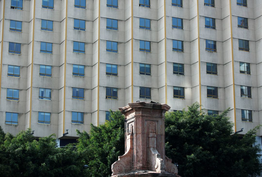 Imagen del pedestal vacío que hay frente a un hotel de la capital mexicana y sobre el que, hasta este sábado, podía verse una estatua de Cristóbal Colón. Imagen del pedestal vacío que hay frente a un hotel de la capital mexicana y sobre el que, hasta este sábado, podía verse una estatua de Cristóbal Colón.