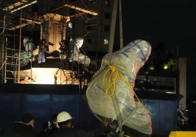 Trabajadores municipales de Ciudad de México retiran la estatua de Colón el pasado sábado. Trabajadores municipales de Ciudad de México retiran la estatua de Colón el pasado sábado.